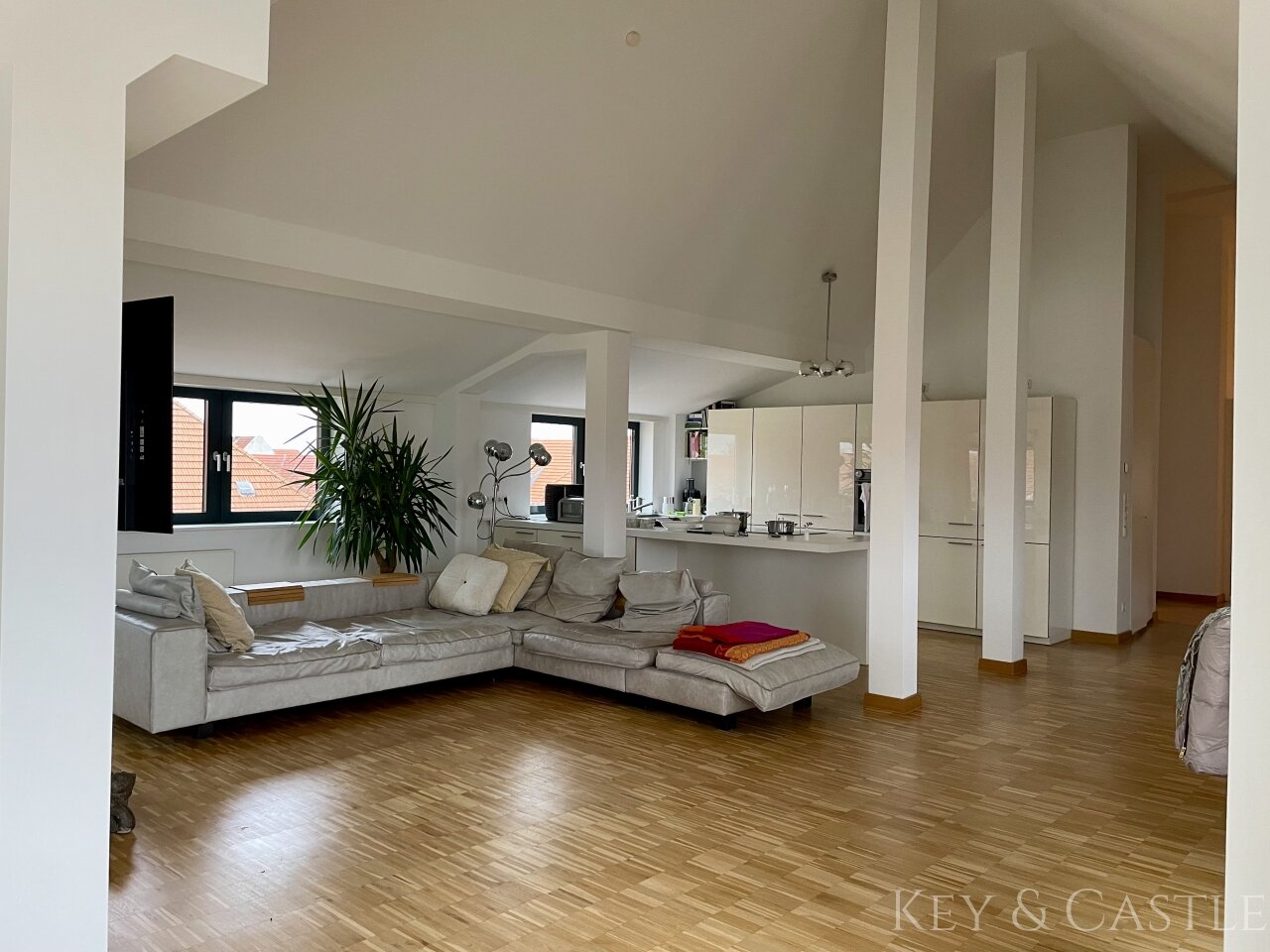 Wohnzimmer mit offener Küche (Dachgeschoss)