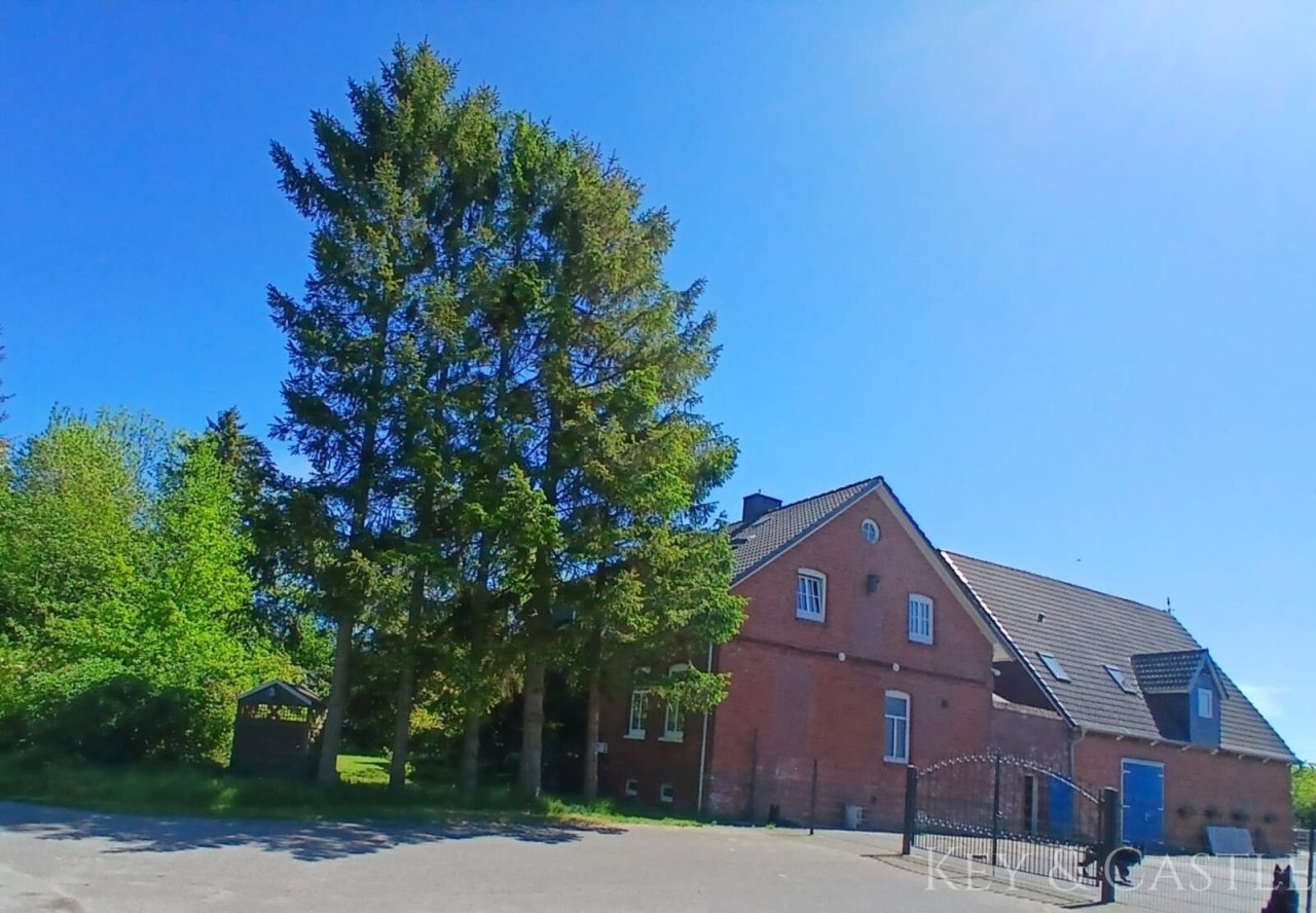 seitliche Ansicht auf das Haus und die Scheune seitliche Ansicht auf das Haus und die Scheune