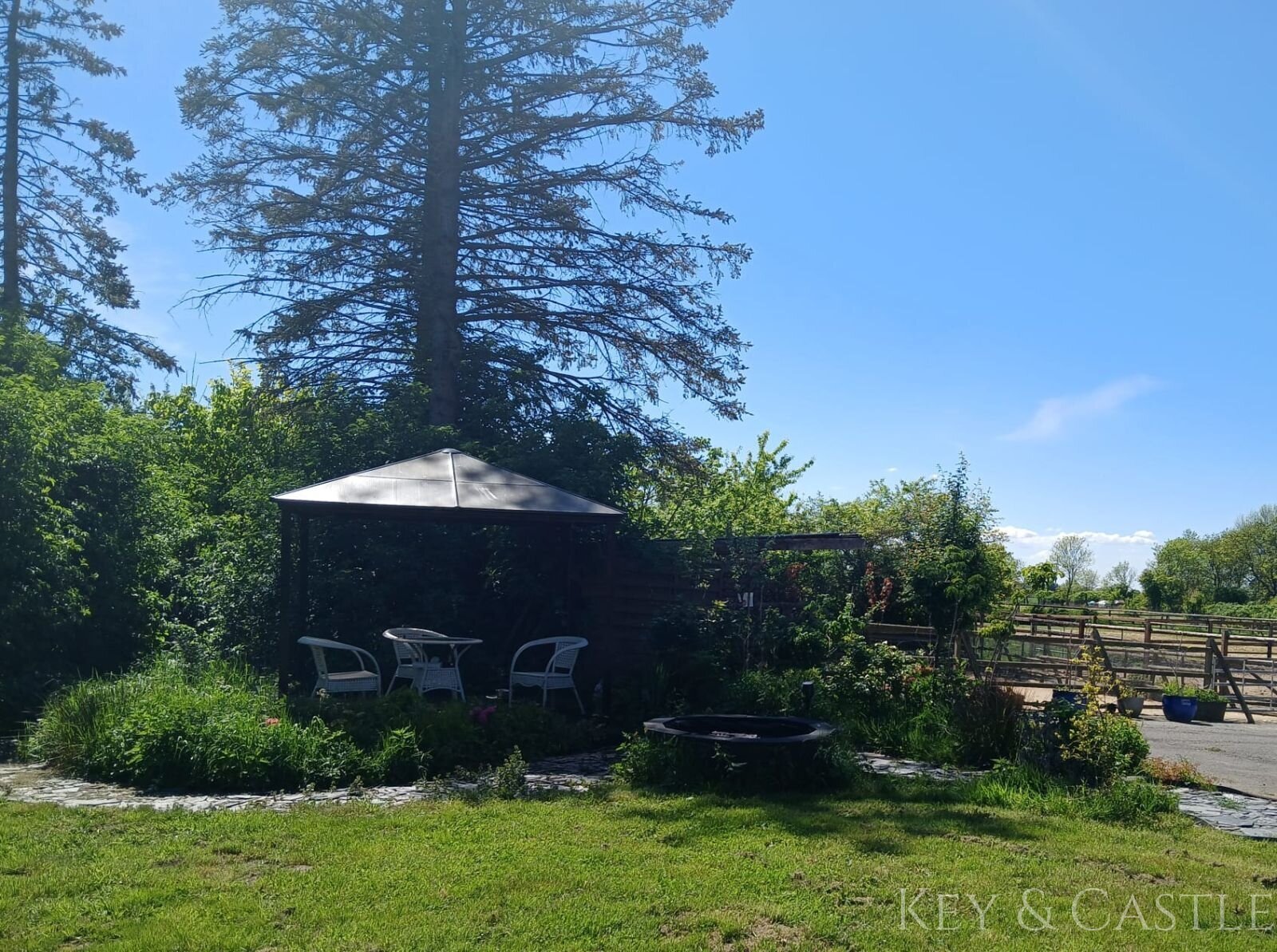 einladene Gartenterasse mit Pergola 