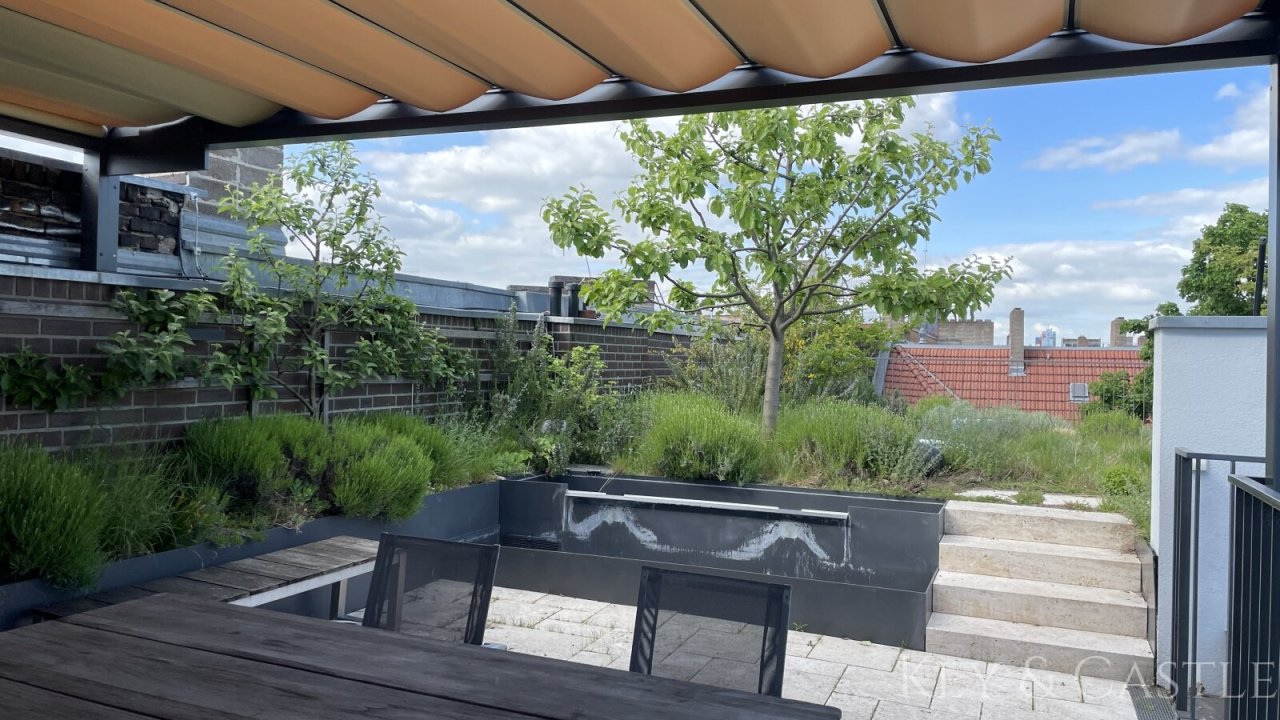 Terrasse (überdachter Essbereich) mit Brunnen Terrasse (überdachter Essbereich) mit Brunnen