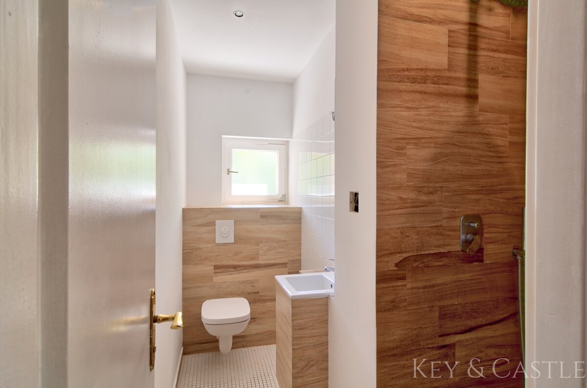 Gäste-Bad mit Walk-In Dusche und Tageslichteinfall Gäste-Bad mit Walk-In Dusche und Tageslichteinfall