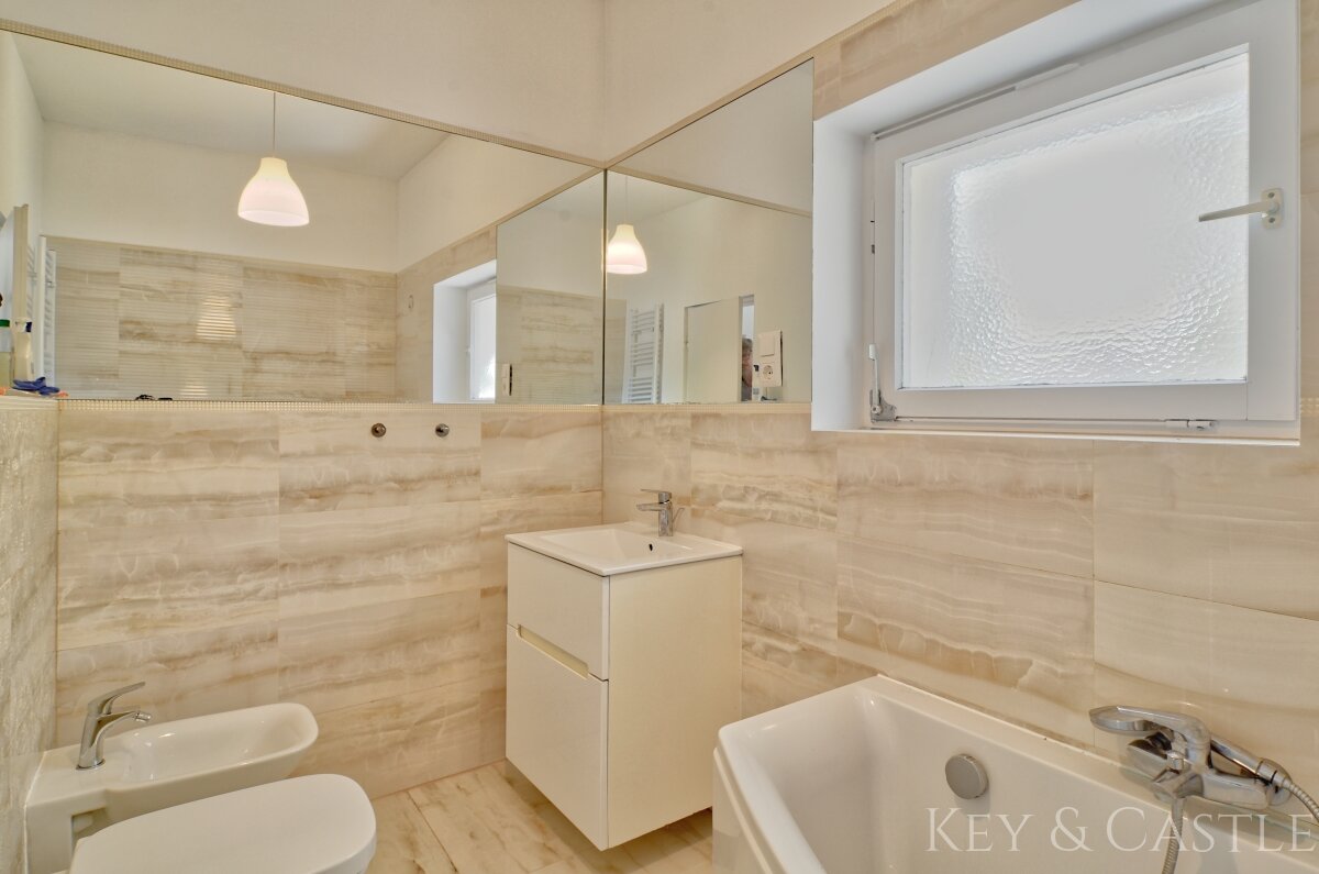 Tageslichtbad mit Wanne & Bidet Tageslichtbad mit Wanne & Bidet