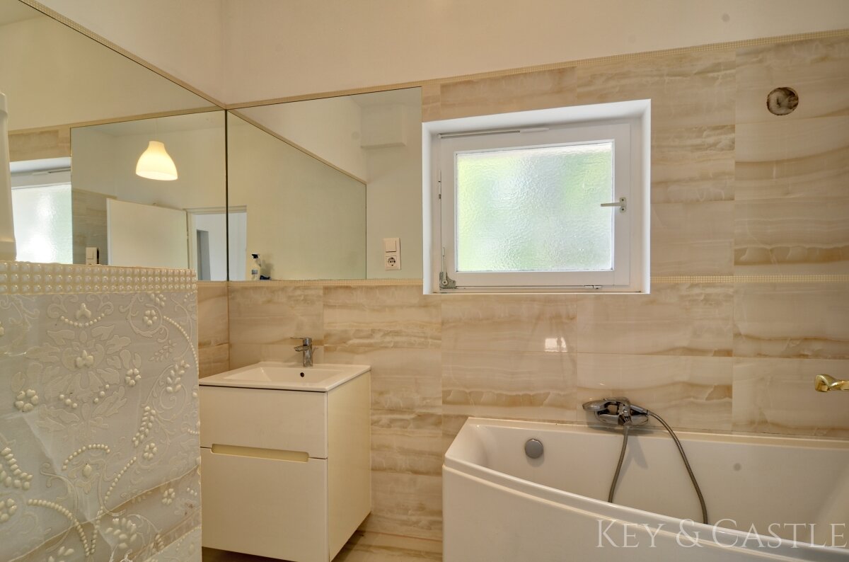 Tageslichtbad mit Wanne & Bidet Tageslichtbad mit Wanne & Bidet