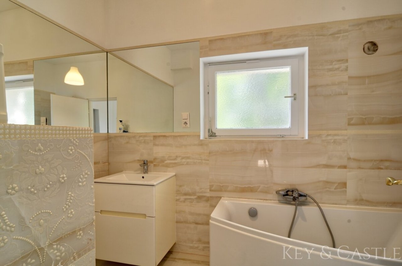 Tageslichtbad mit Wanne & Bidet Tageslichtbad mit Wanne & Bidet