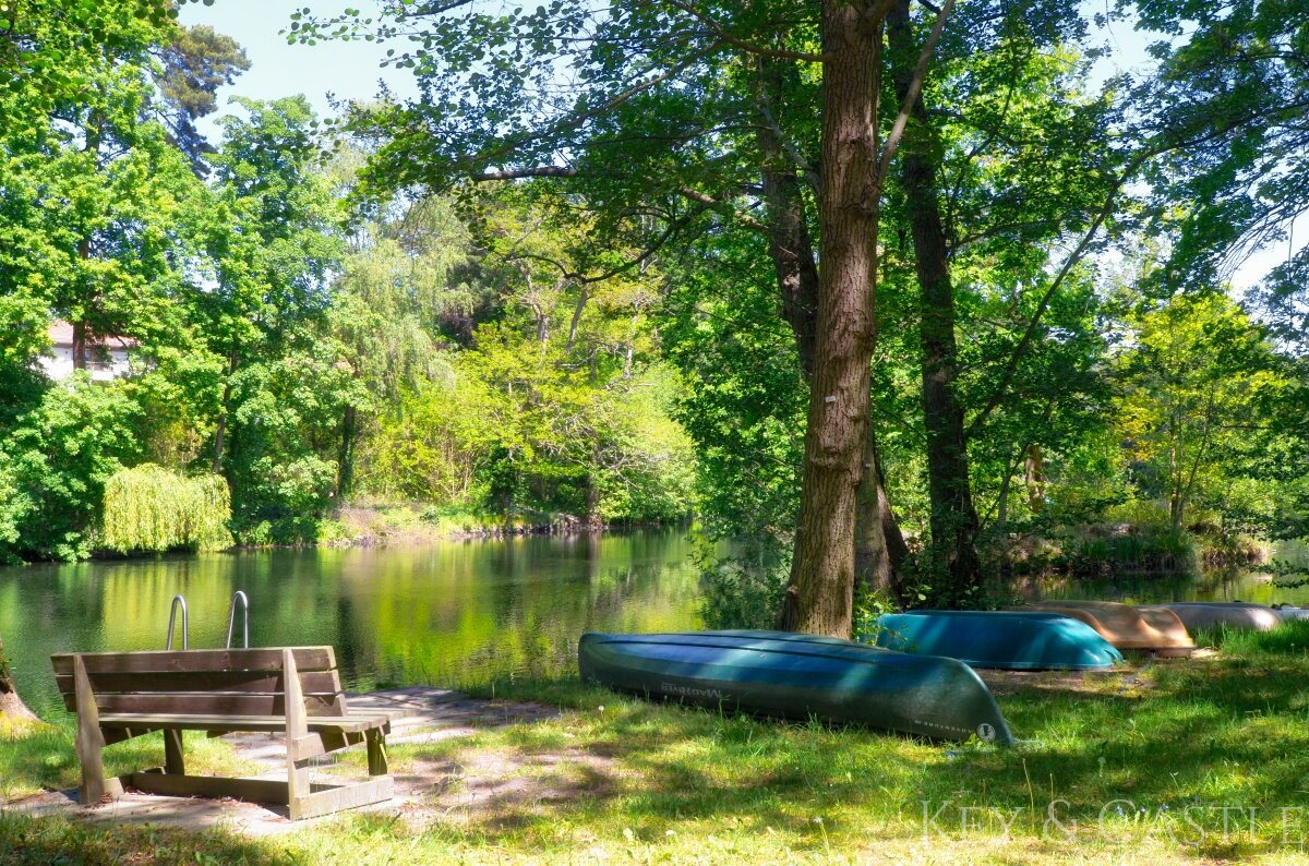 Grünoase mit einer idyllischen Wasserstelle Grünoase mit einer idyllischen Wasserstelle
