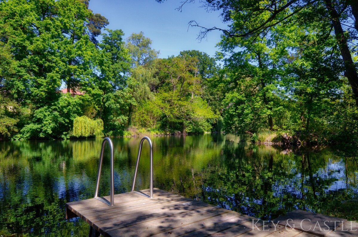 Grünoase mit einer idyllischen Wasserstelle Grünoase mit einer idyllischen Wasserstelle
