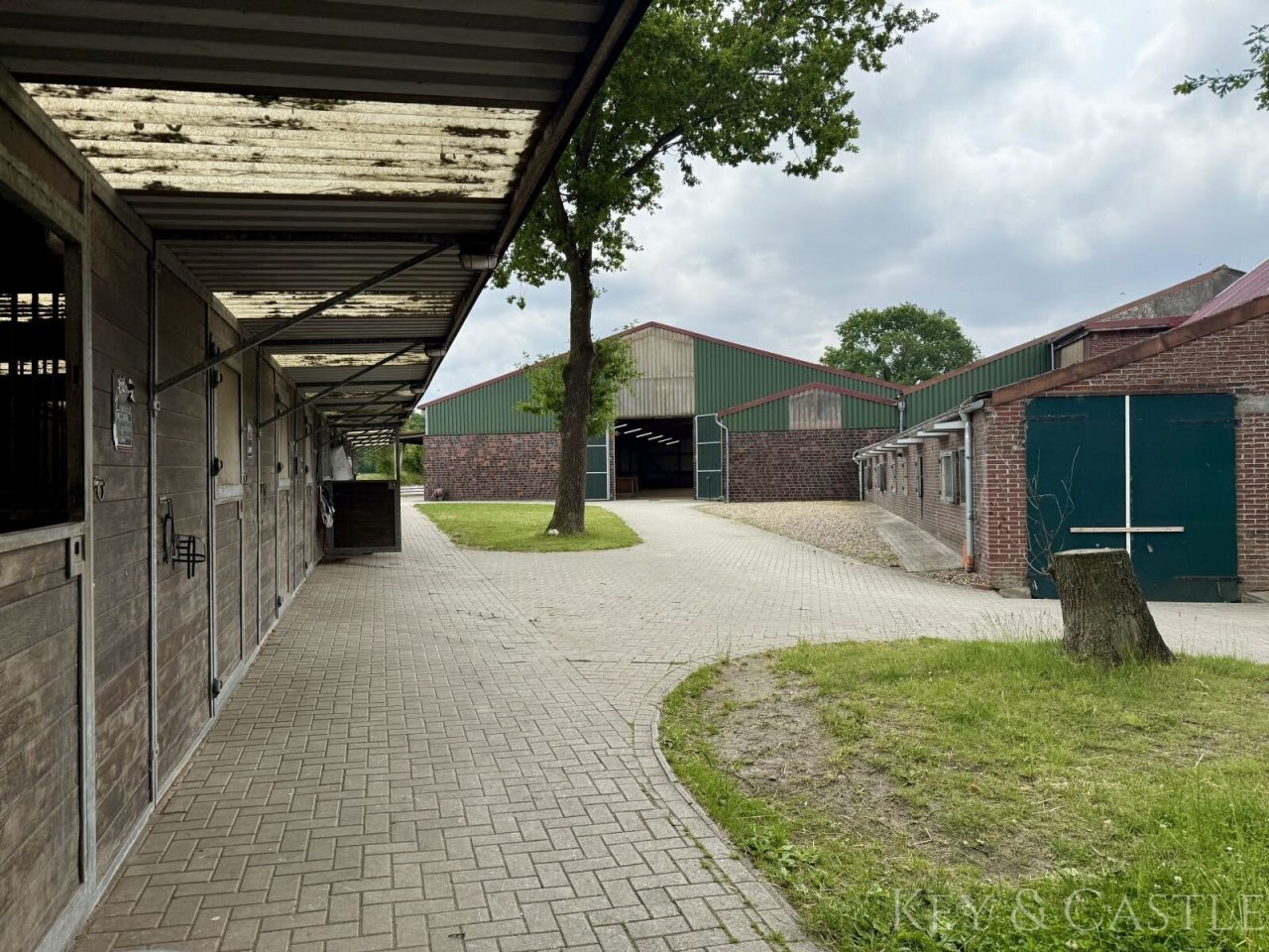 16 Außenpaddockboxen 