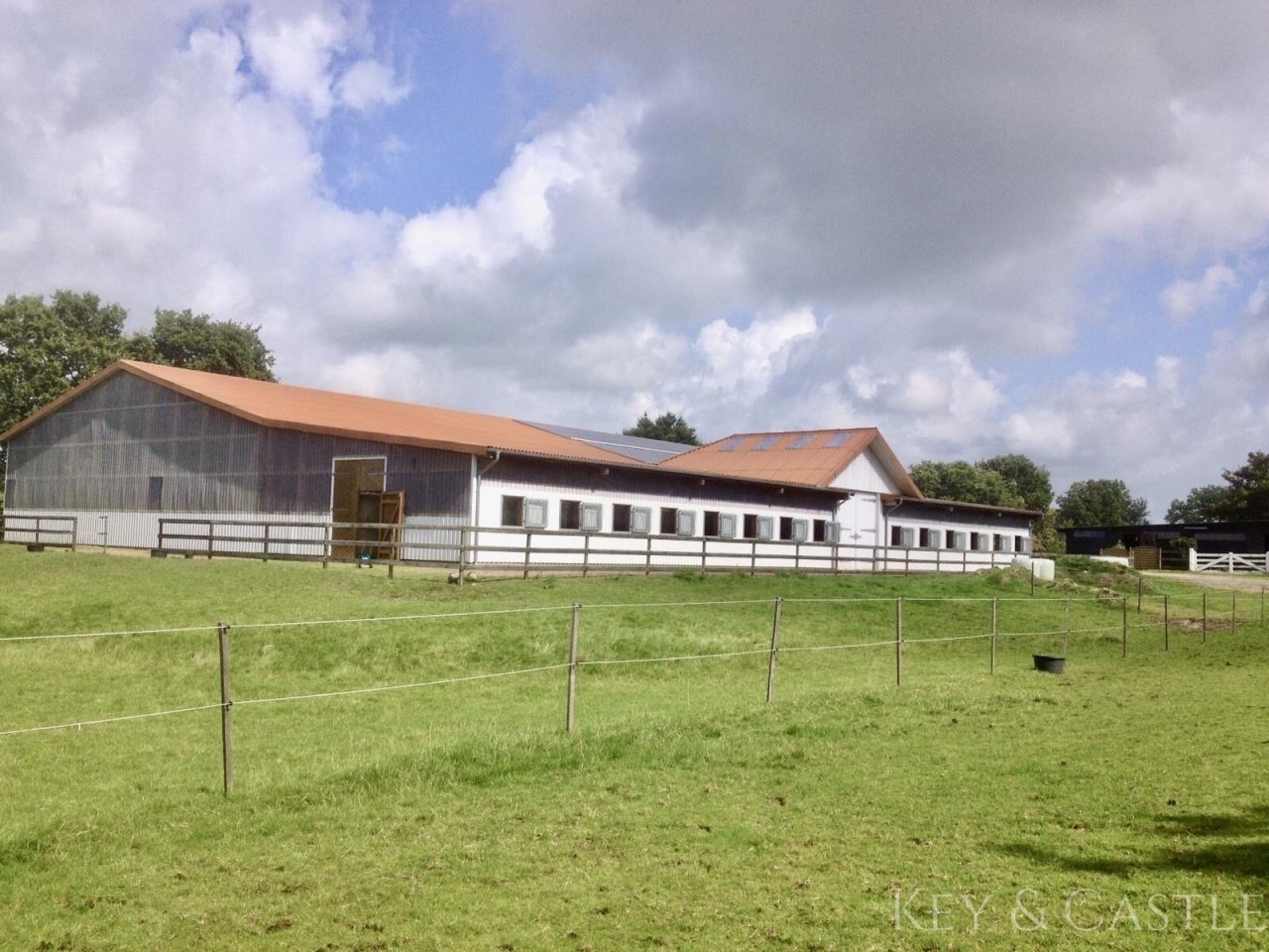 Ansicht auf das Hauptstallgebäude von den Koppeln aus Ansicht auf das Hauptstallgebäude von den Koppeln aus