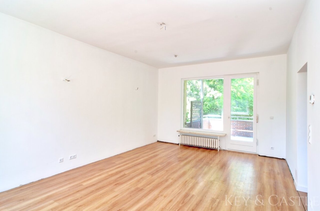 Heller Wohnbereich mit Zugang zum Westbalkon