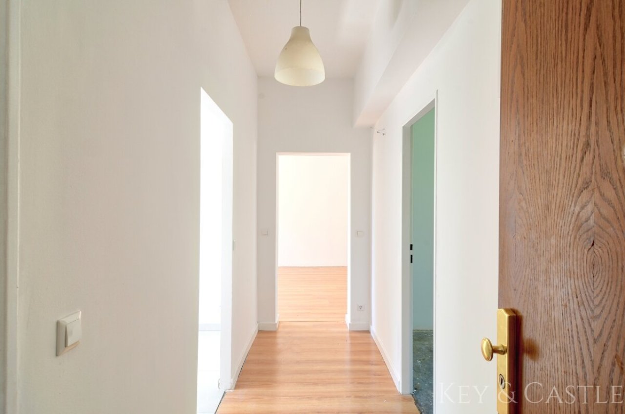 Heller Flur mit Blick zum Wohnbereich