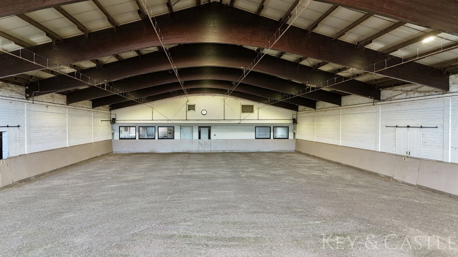 Reithalle (20x 40m), sehr gut klimatisiert Reithalle (20x 40m), sehr gut klimatisiert