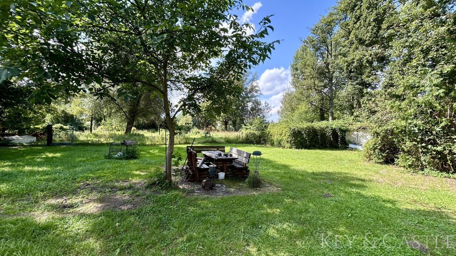 großer Garten mit Sitzecke großer Garten mit Sitzecke