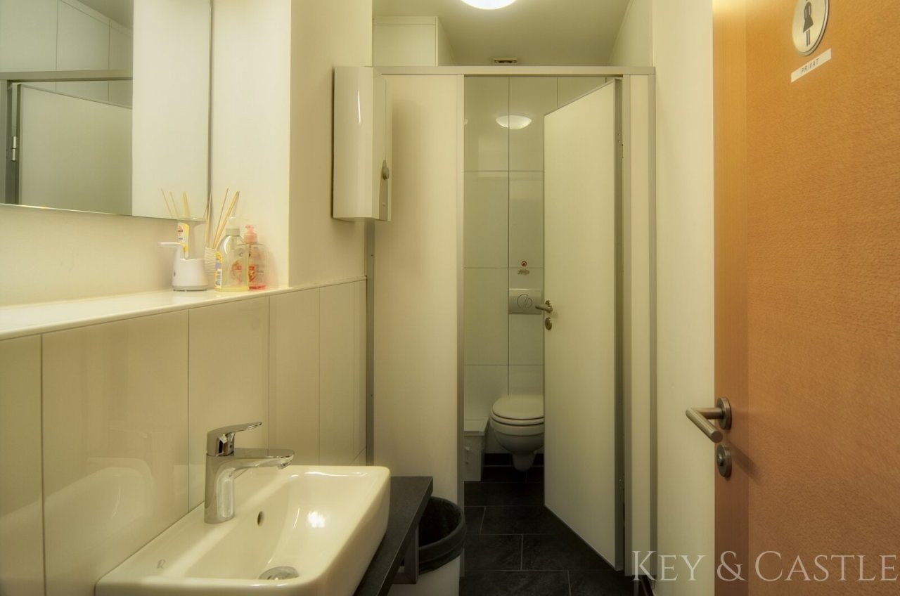 21Damen WC