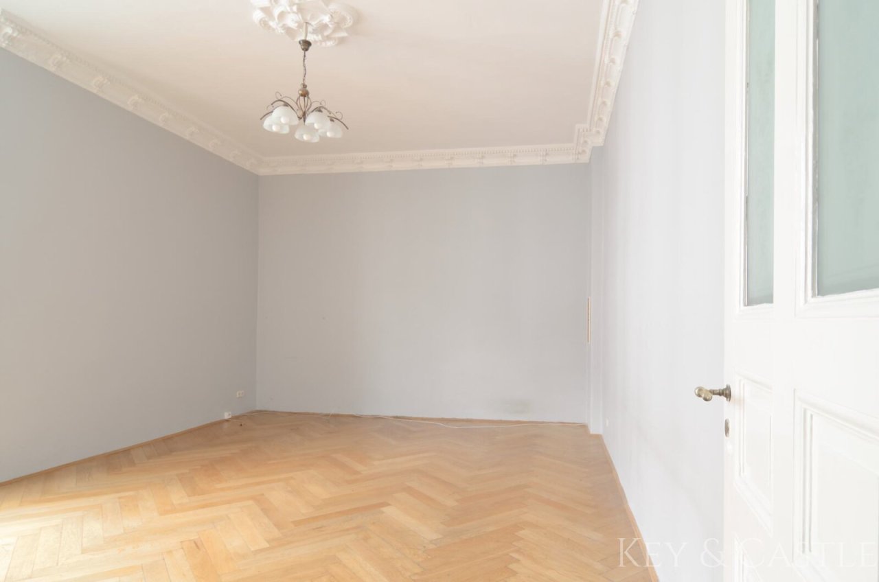 Großzügiger Wohnraum mit hohen Decken und viel Tageslicht