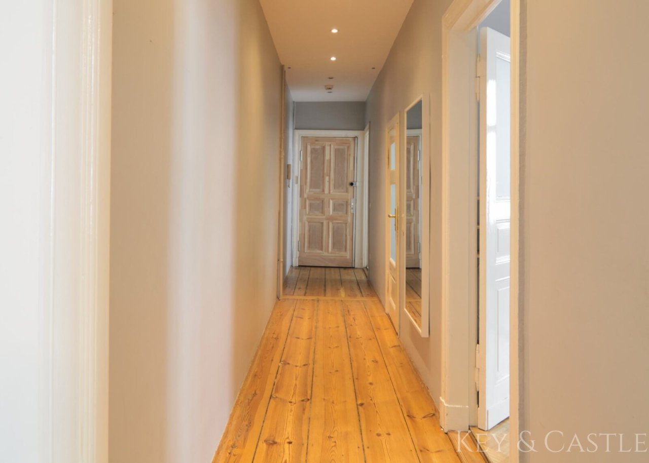 Langer Flur, der die Räume verbindet und Platz für Garderobe oder Dekoration bietet