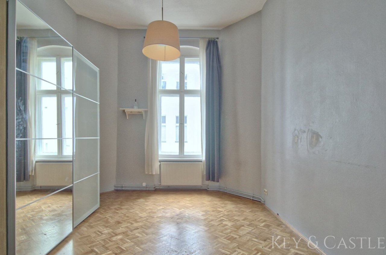 Ruhiges Zimmer mit hellem Ambiente, ideal als Schlafzimmer oder Arbeitsbereich