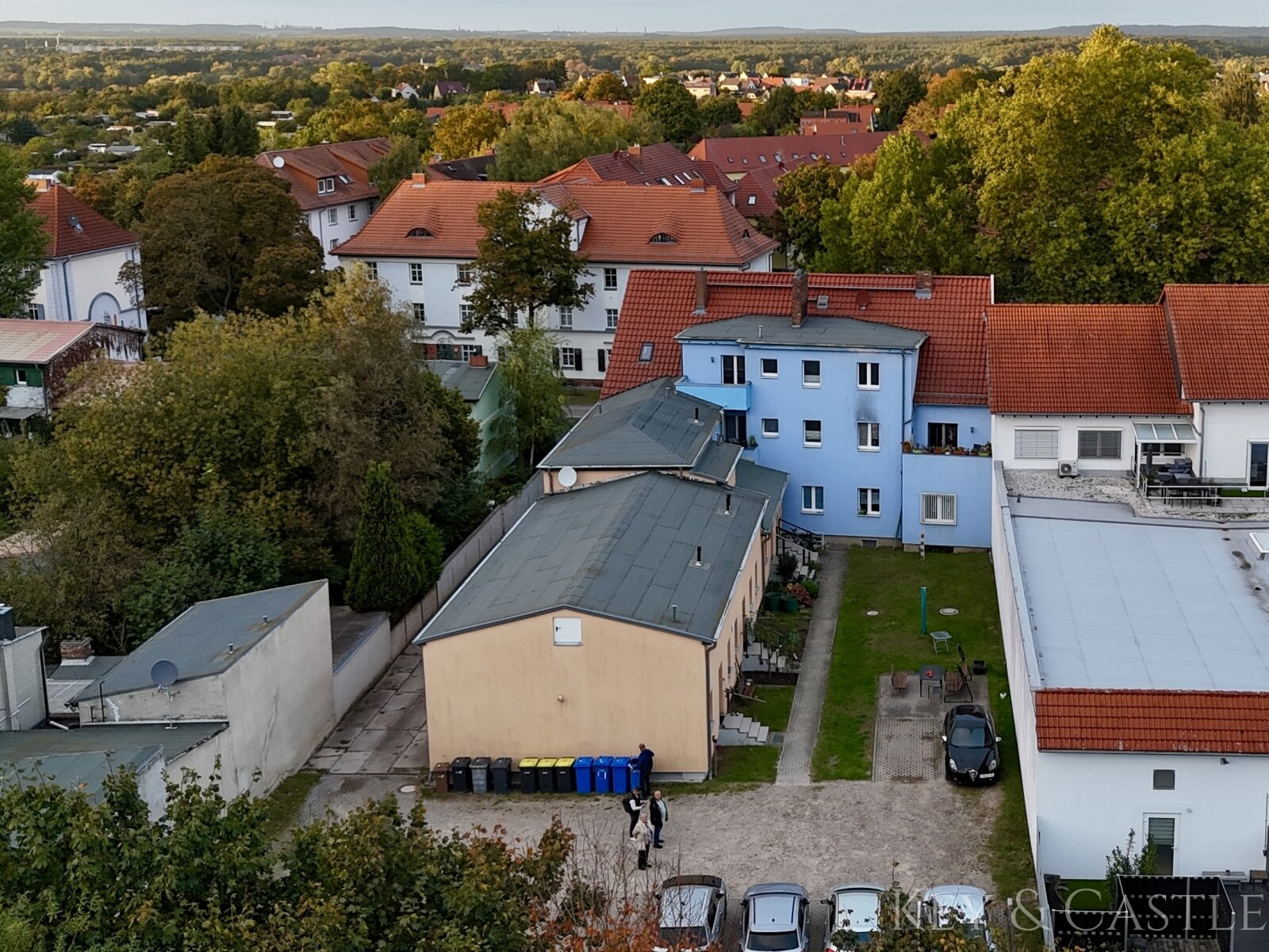 Luftansicht mit Parkplätzen und Hof Luftansicht mit Parkplätzen und Hof