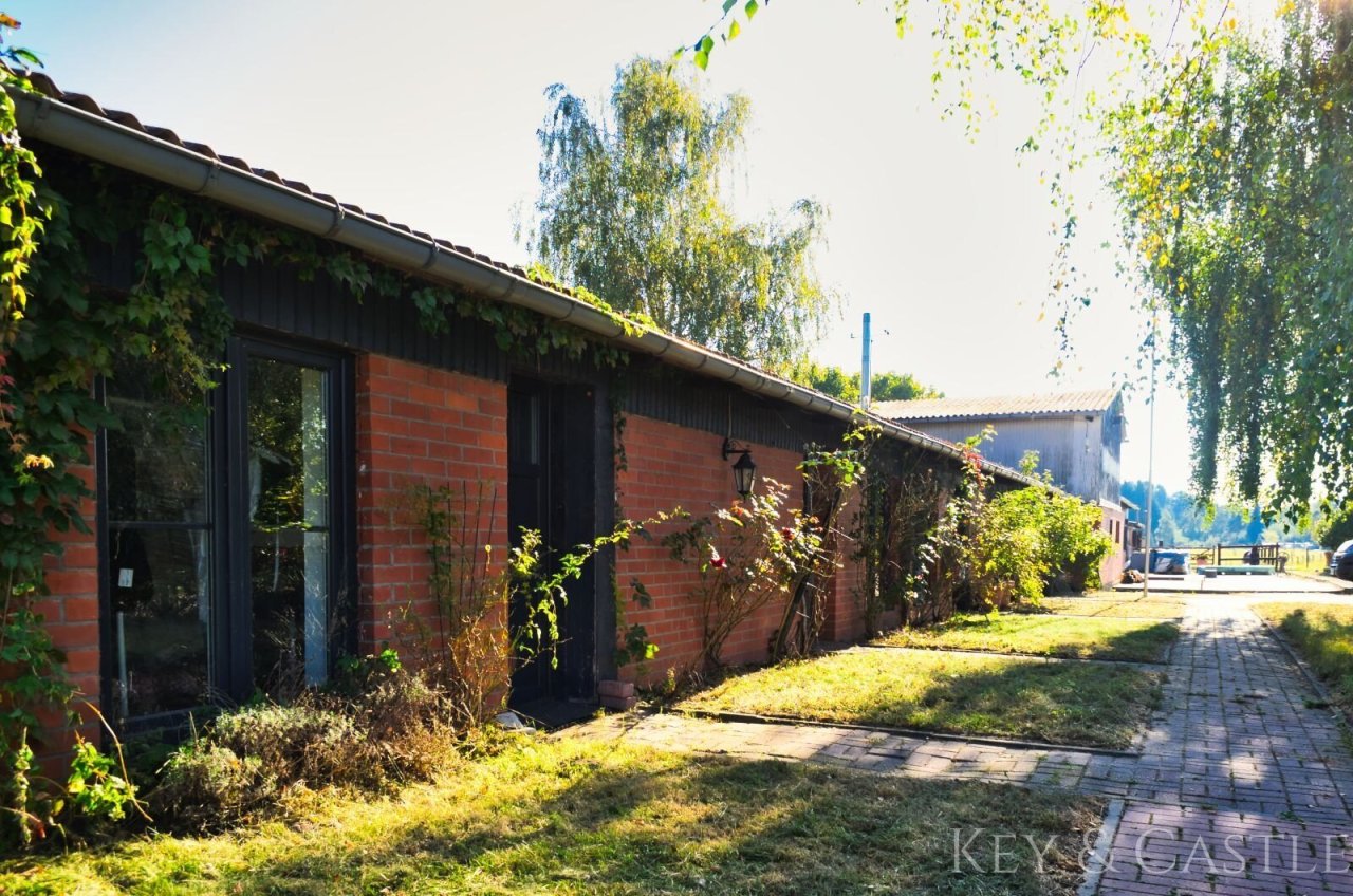 Gebäudeansicht (Casino, Mitarbeiterwohnung u. Büro) Gebäudeansicht (Casino, Mitarbeiterwohnung u. Büro)