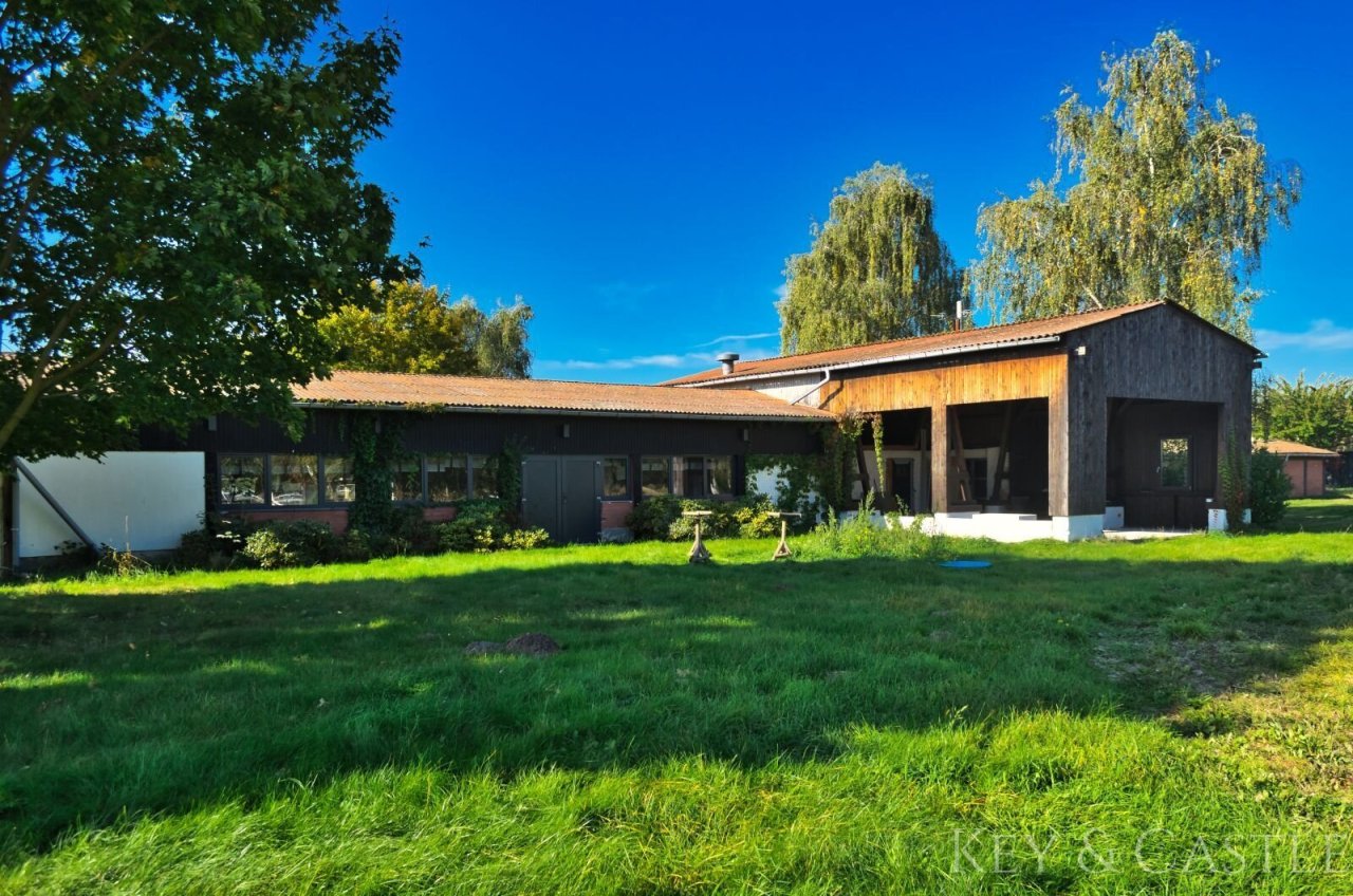 Gebäude (Casino und Büro) Gebäude (Casino und Büro)