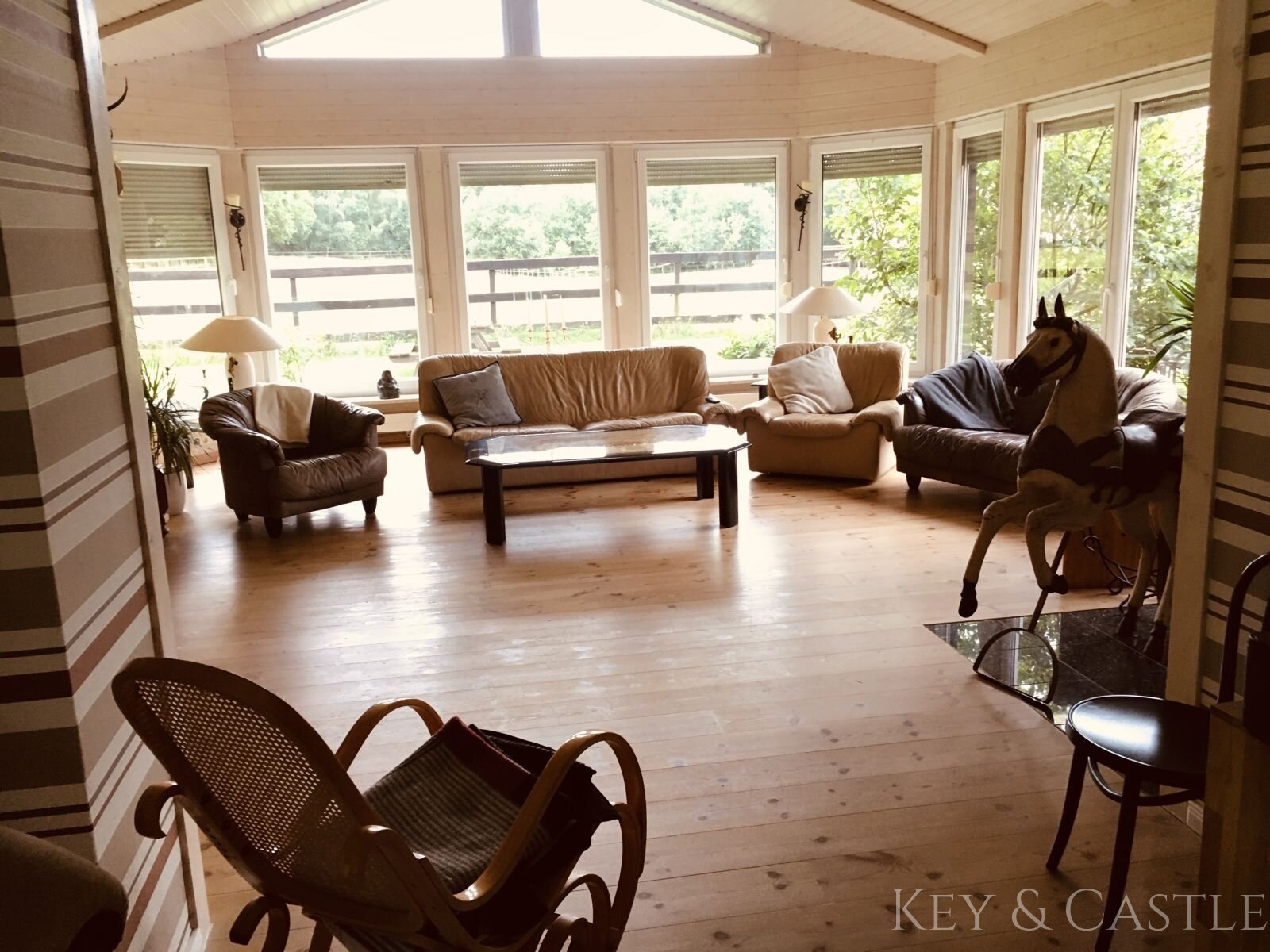 Lichtdurchfluteter Anbau mit Blick auf die Pferde