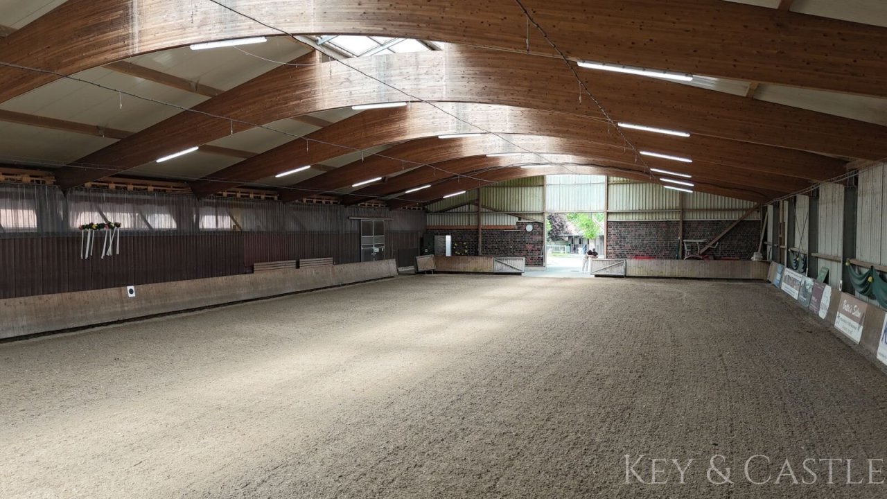 Reithalle 2. (20x60m) Reithalle 2. (20x60m)