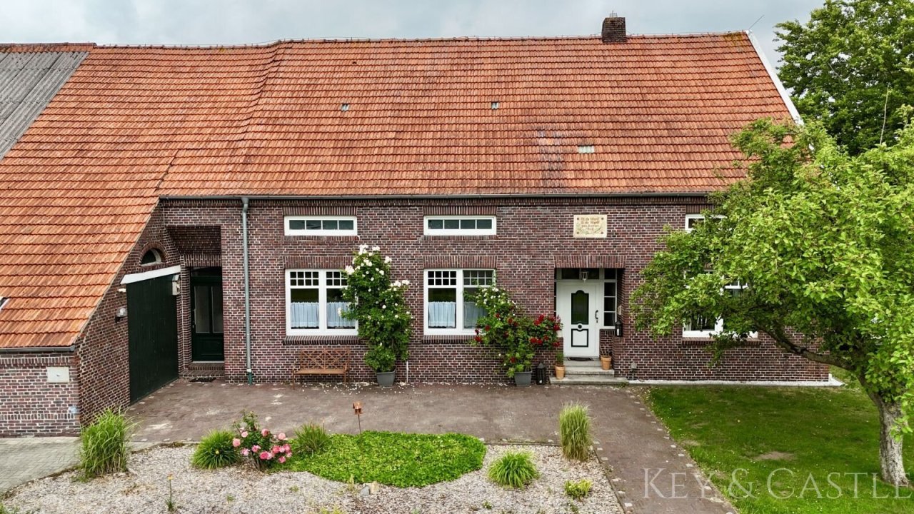 Wohnhaus Frontansicht  Wohnhaus Frontansicht