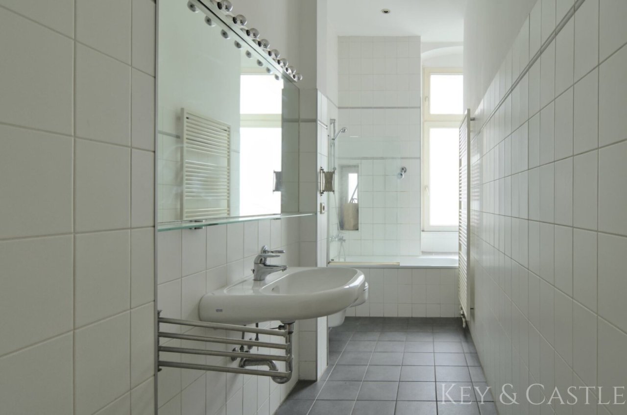 Schönes Badezimmer mit viel Tageslicht