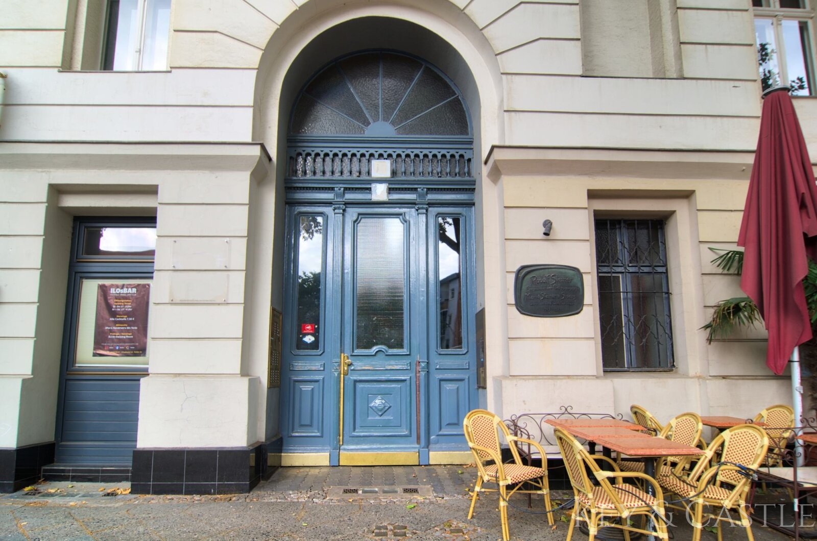 Stilvolle Altbaufassade mit klassischer Architektur