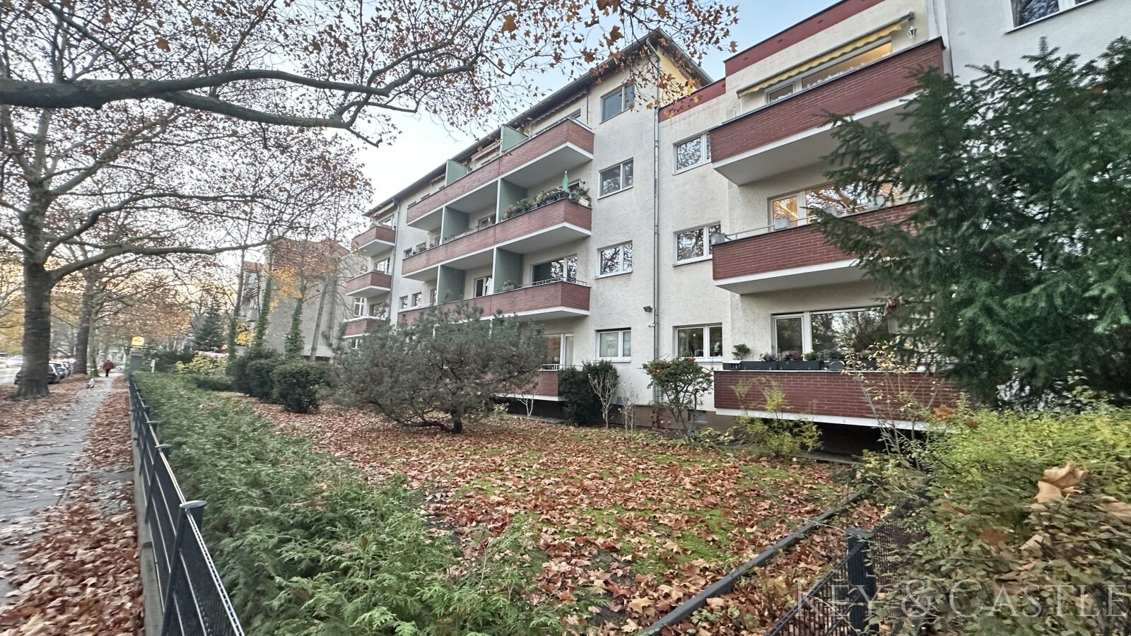 Berlin: Lichterfelde - 2 bis 3 Zimmer in ruhiger Seitenstraße mit Südausrichtung Berlin: Lichterfelde - 2 bis 3 Zimmer in ruhiger Seitenstraße mit Südausrichtung