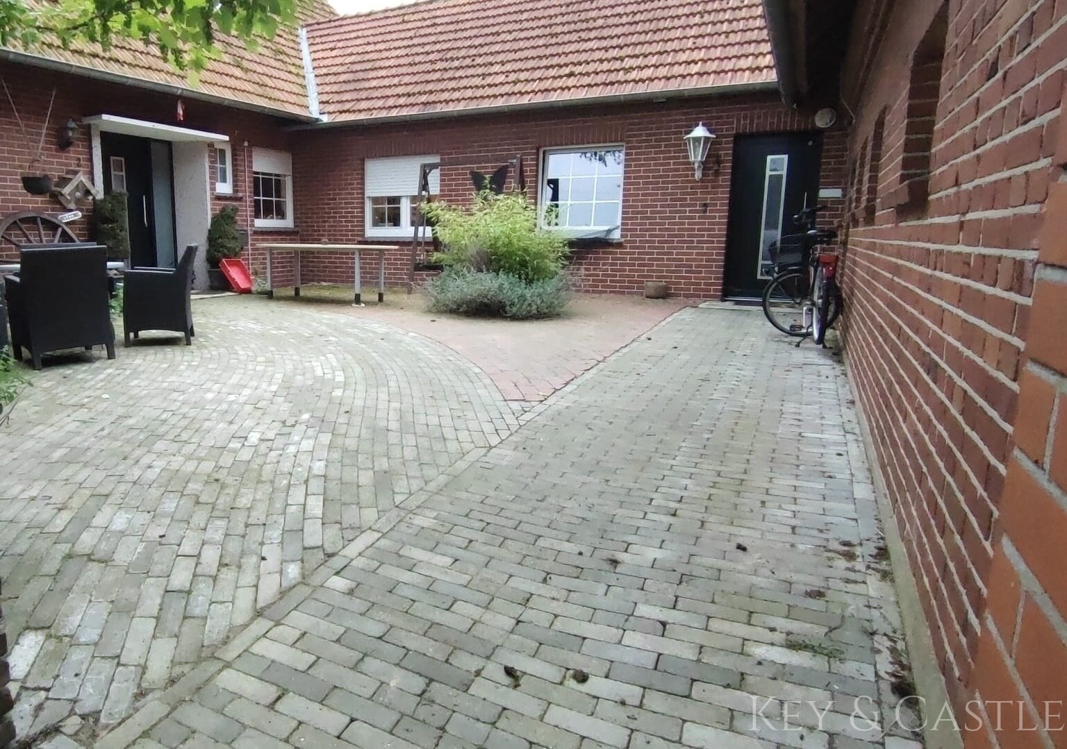 Innenhof mit Sitzecke, Hauseingang 