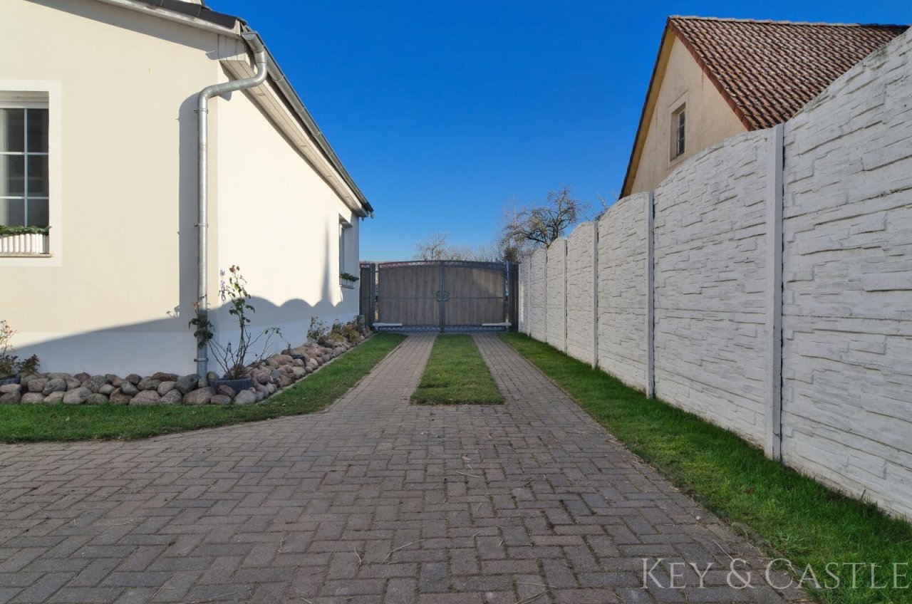 Auffahrt mit automatischem Tor 