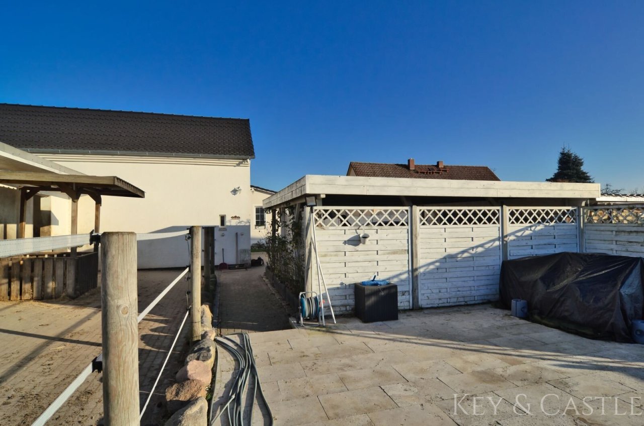 Terrasse mit Blick auf das Carport 