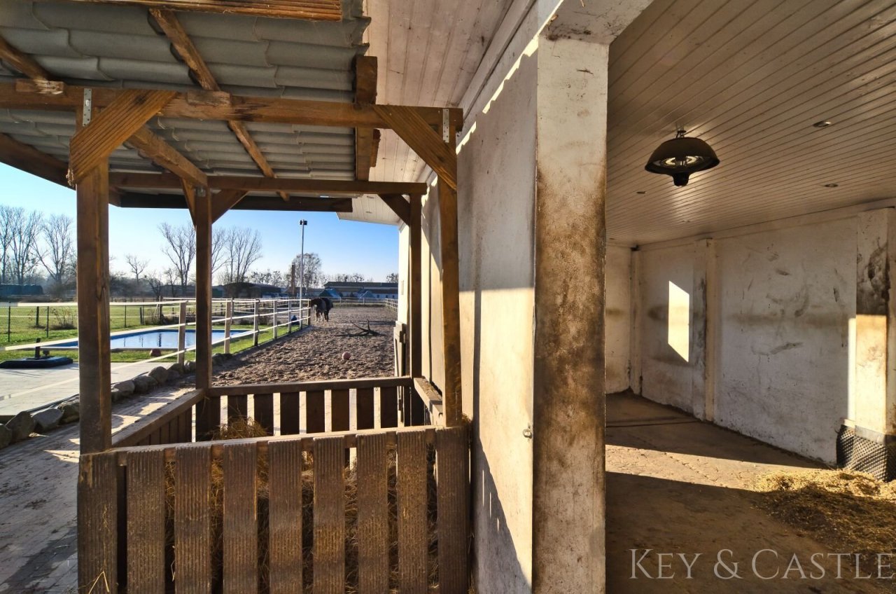 überdachte Heuraufe 