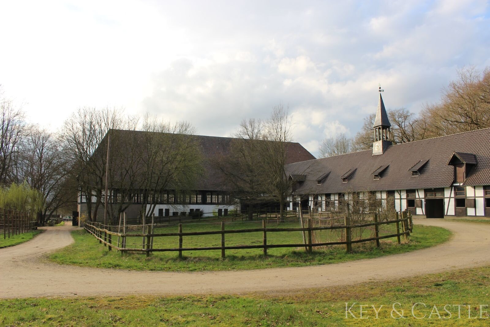 Blick auf den Hauptstall und Reithalle 