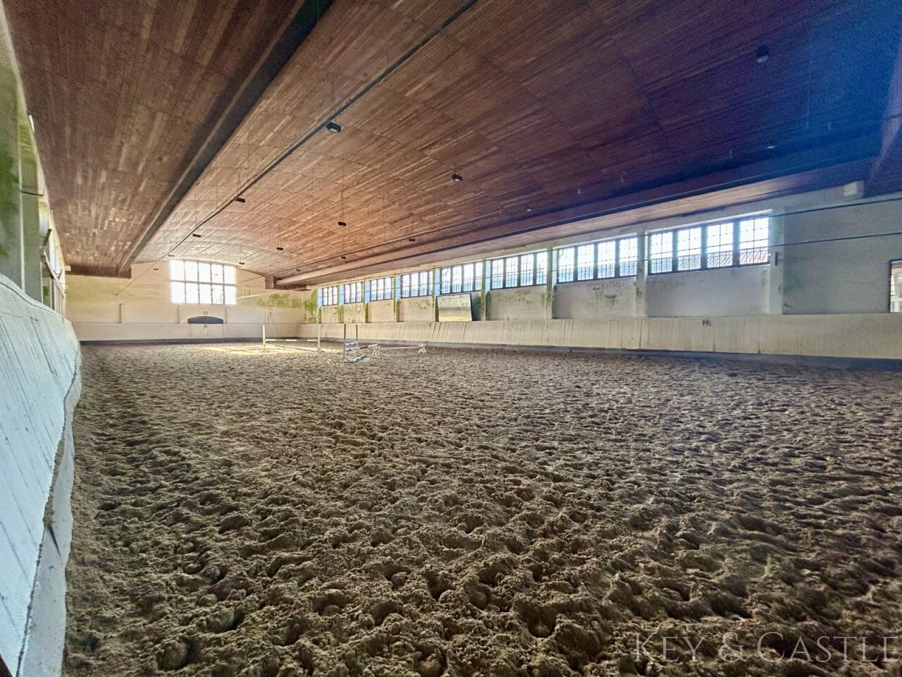 Indoor riding arena with natural air conditioning (22x56m) and irrigation system