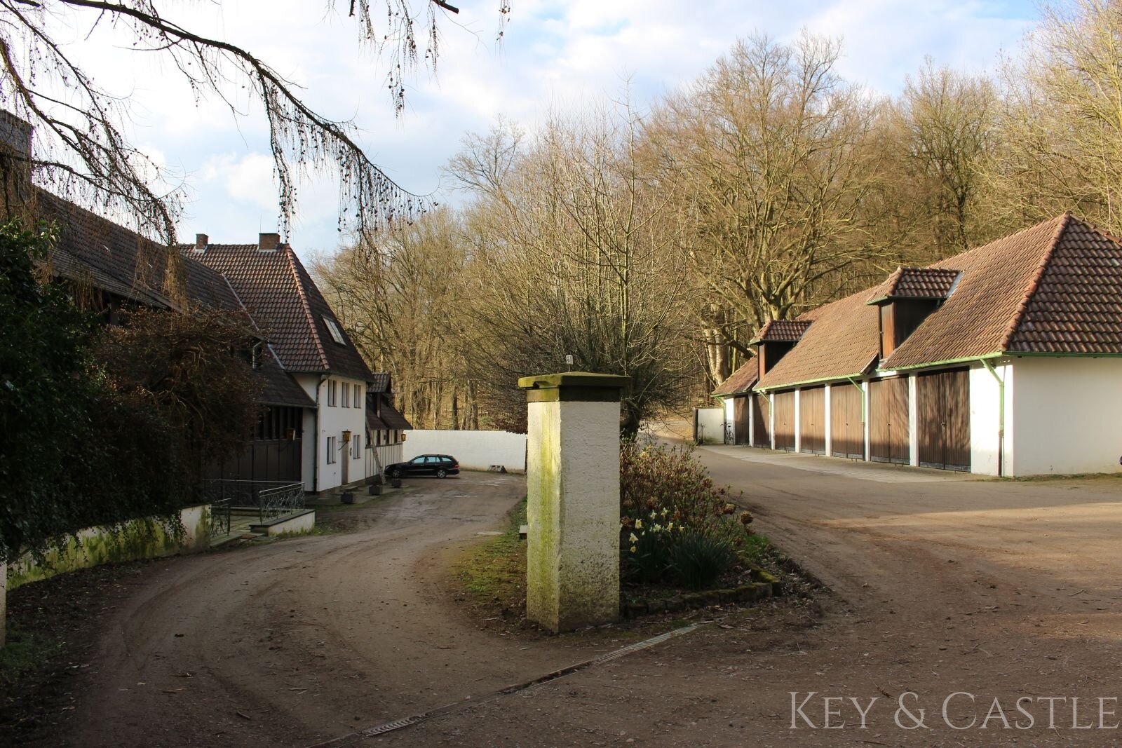 Einfahrt und Sicht auf die Garagen 