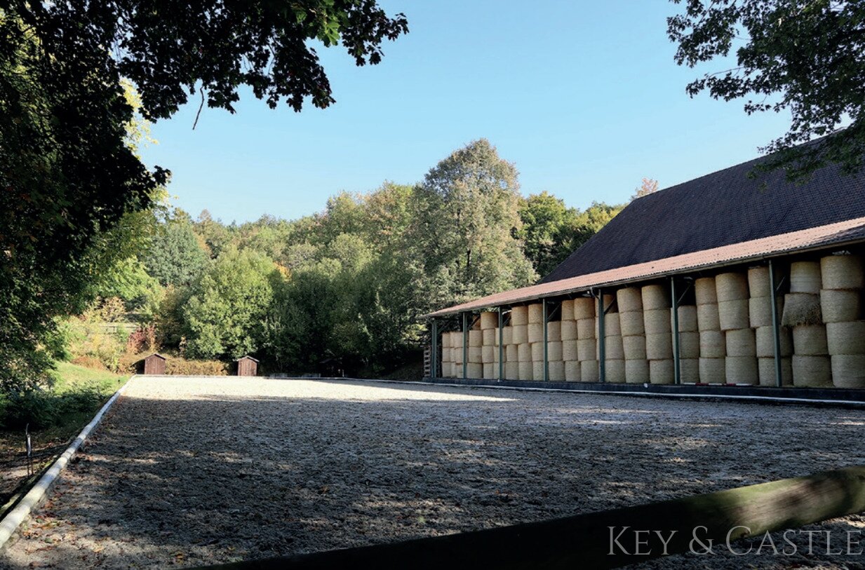 Dressurviereck (20x60m) sowie Lagerhalle für Großballen (20x55m) Inch. 11 Außenboxen