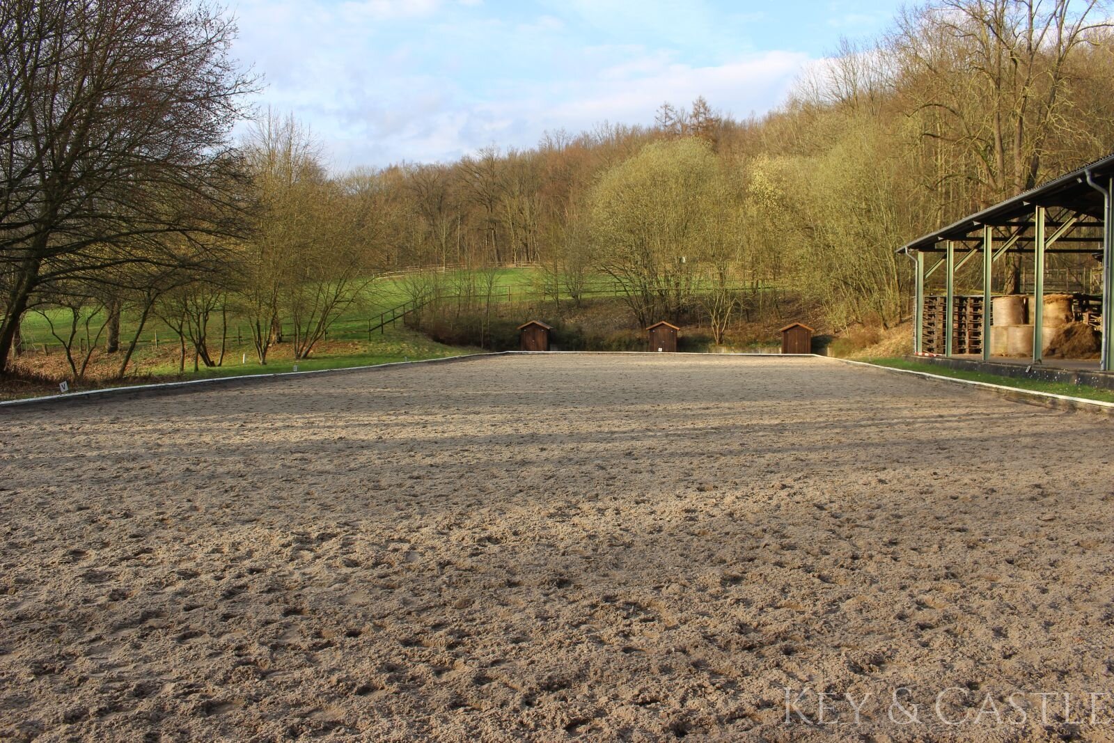 Dressurviereck (20x60m )mit Bewässerung und drei Richterhäuschen