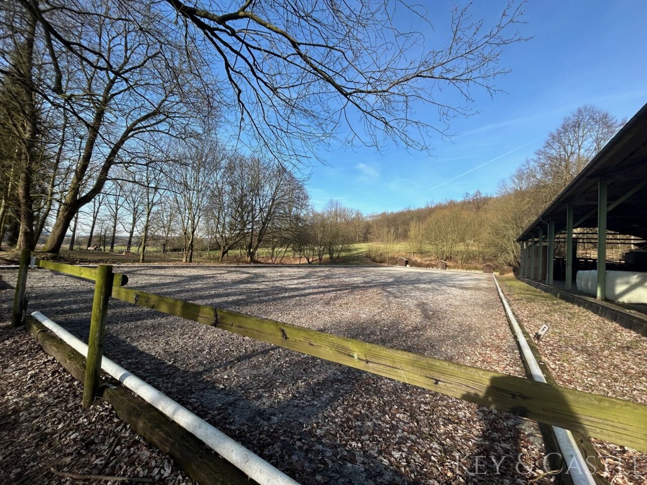 Dressurviereck (20x60m)mit Bewässerungsanlanlage sowie drei Richterhäuschen